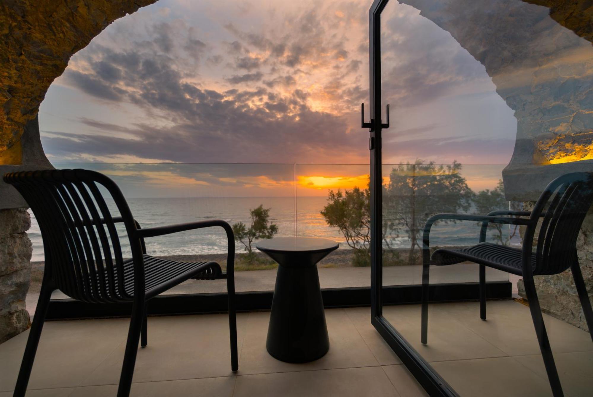 Neoma Luxury Suites Karterádos Eksteriør billede